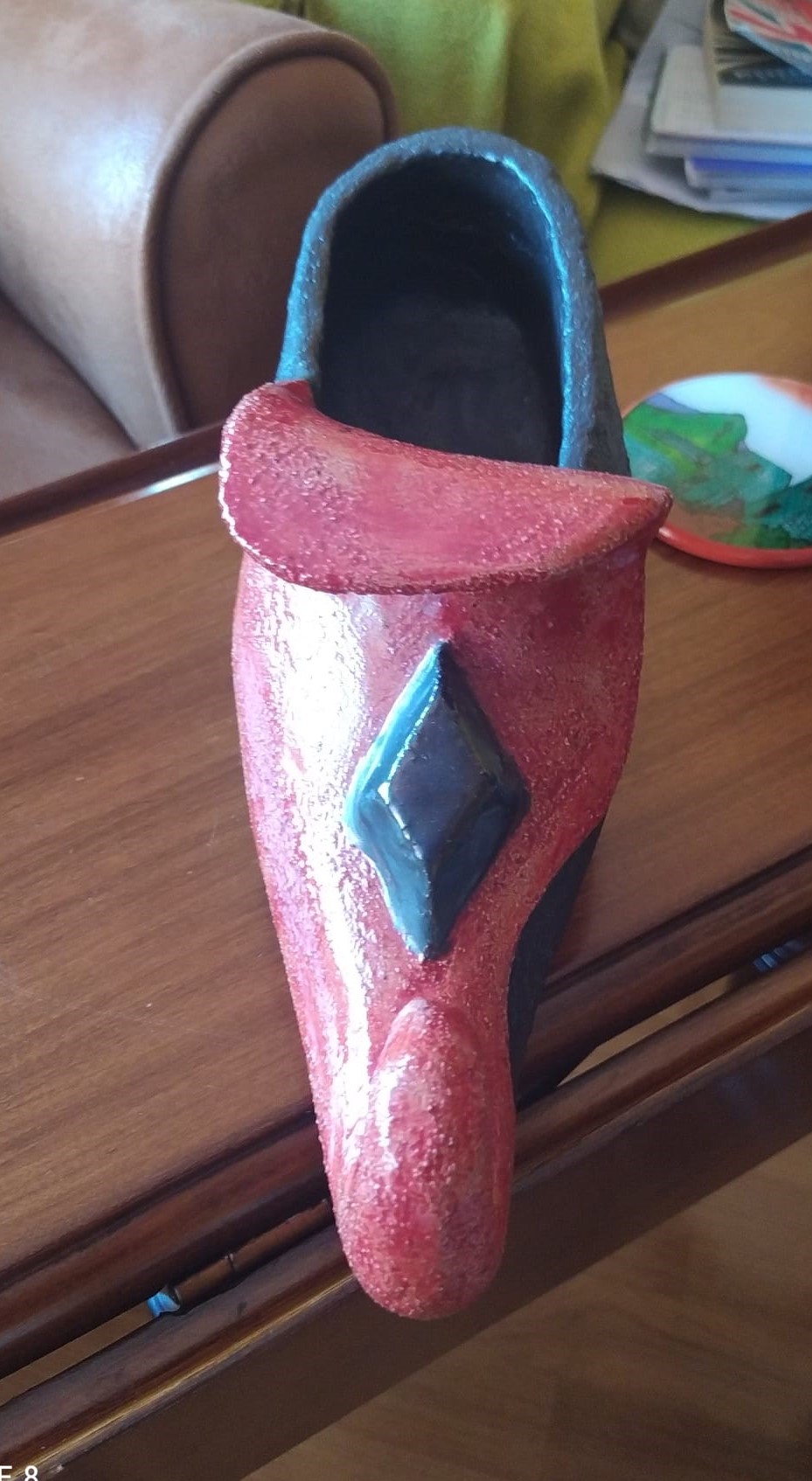 Me inspiré para hacer mi par de zapatos en unos zapatos que le hizo mi padre a mi hermana Beatriz para una obra de teatro en la que actuaba de diablo.de